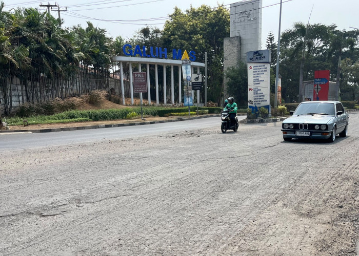 Proyek Jalan Galuh Mas Karawang Bikin Polusi Udara hingga Bahaya Keselamatan Berkendara