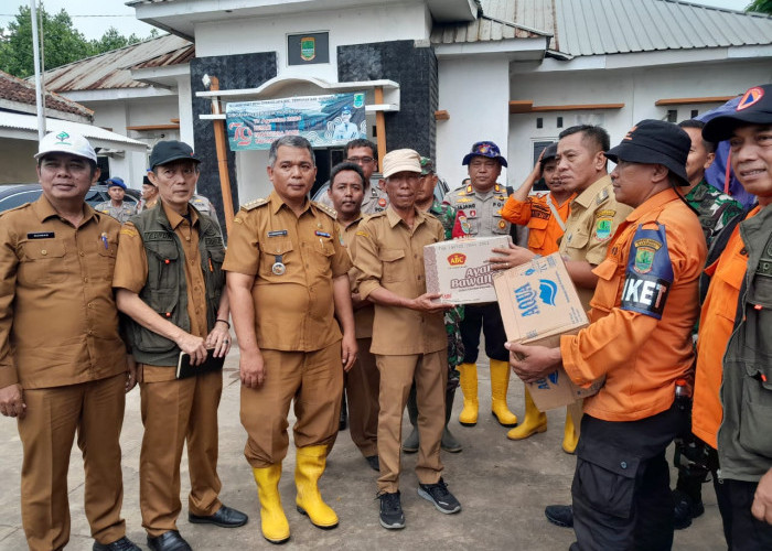 Pemkab Karawang Berikan Bantuan Logistik ke Masyarakat yang Terdampak Banjir Rob di Wilayah Pesisir Utara