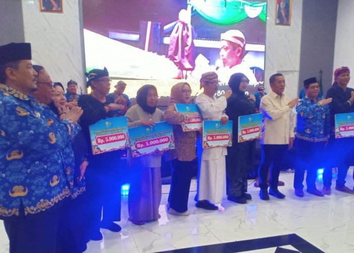 Seniman dan Budayawan Karawang Terharu Diberi Penghargaan Oleh Bupati