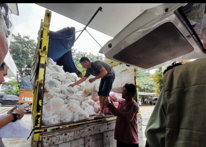 Sembako Rp40 Ribu Diserbu Warga Bekasi