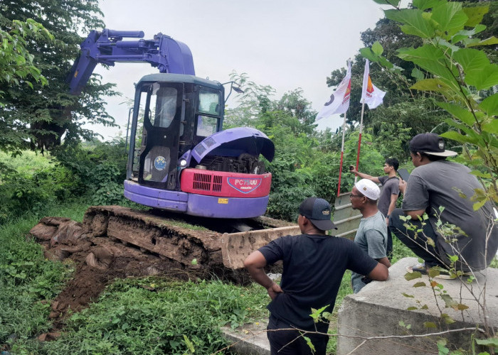 HUT ke-17, Ketua DPC Partai Gerindra Ajang Supandi Gelar Baksos Pengerukan di Grand Permata Residence