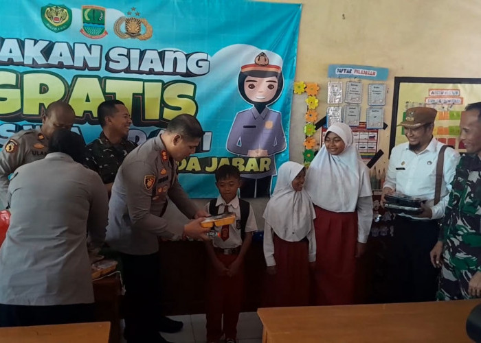 Gandeng Ahli Gizi, Polres Karawang Beri Makan Siang Gratis Bagi Ratusan Siswa SDN Gombongsari