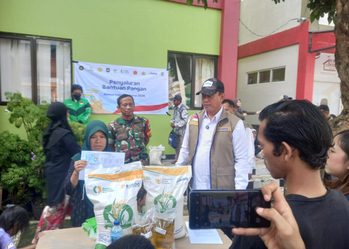 Dirut Bulog Tinjau Penyaluran Bantuan Pangan di Bantar Gebang