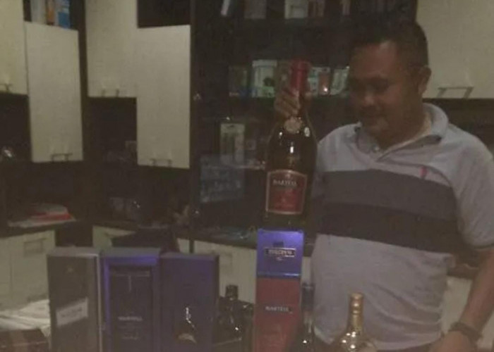 Cek Fakta: Viral Foto 'Jadul' Calon Wakil Bupati Karawang Memegang Botol Miras, Tenyata Lagi Tugas Razia