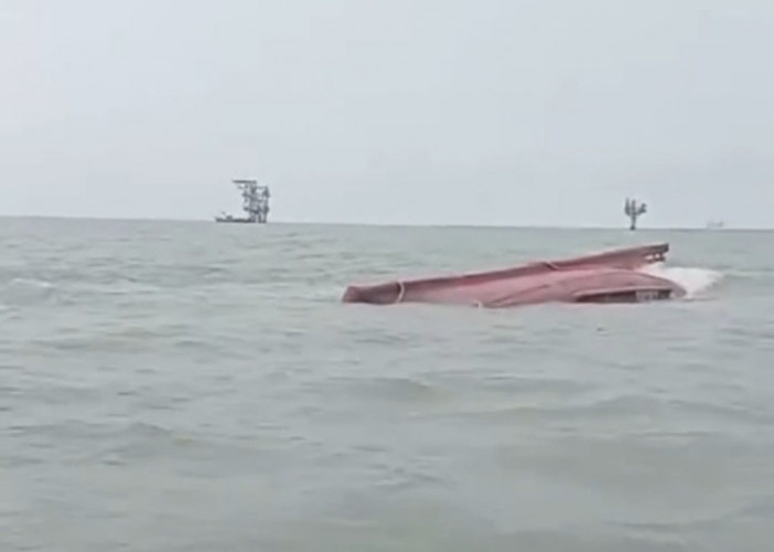 Kapal Nelayan Asal Pelabuhan Perikanan Muara Angke Tenggelam di Pantai Karawang, 1 Nahkoda dan 9 ABK Selamat