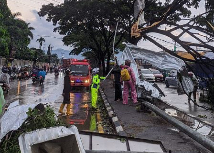 Ratusan Rumah Warga Kabupaten Bandung Rusak Akibat Angin Puting Beliung