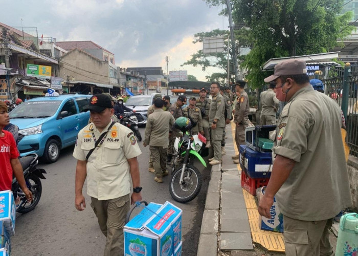 Satpol PP Kota Bekasi Tertibkan Pedagang Kaki Lima di Trotoar