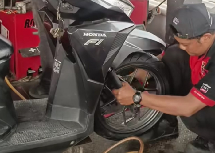 Ban Motor Bisa Meletus Saat Cuaca Panas? Ini 8 Tips Cara Cek Tekanan Angin Motor Matic yang Sering Diabaikan