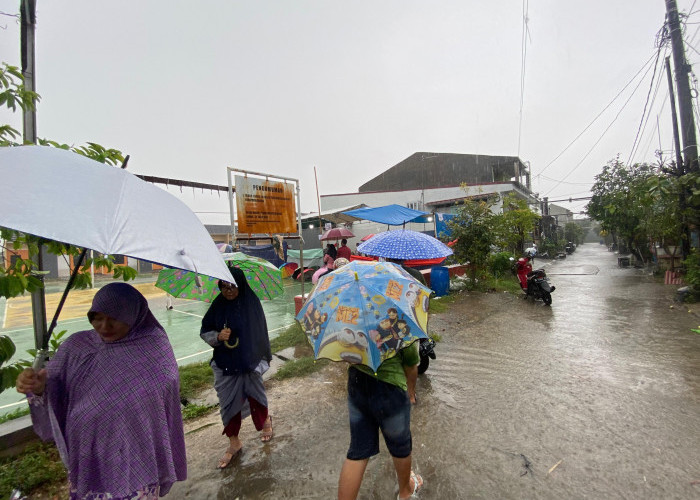 Puluhan TPS di Desa Karangraharja Kabupaten Bekasi Diguyur Hujan Deras