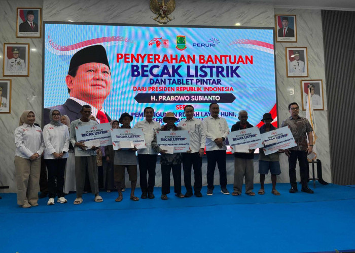 220 Penarik Becak Lansia Karawang Terima Becak Listrik Bantuan Presiden Prabowo