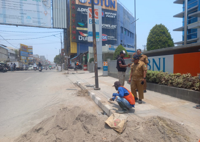 DPUPR Karawang Tangani Debu Proyek Jalan Tuparev, Pembersihan Dilakukan Malam Hari