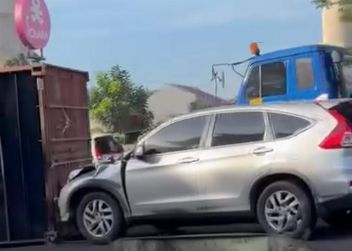 Kecelakaan di Tol Tambun Arah Cikampek, Libatkan Truk Trailer dan Mobil Pribadi