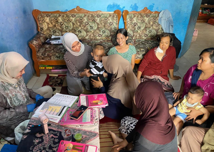 Ibu Lurah Karawang Kulon Kunjungi Balita di Posyandu Kemuning 17