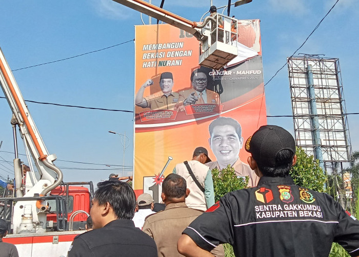 Masa Tenang Pemilu 2024, Ratusan Personel Gabungan Dikerahkan untuk Turunkan APK di Kabupaten Bekasi