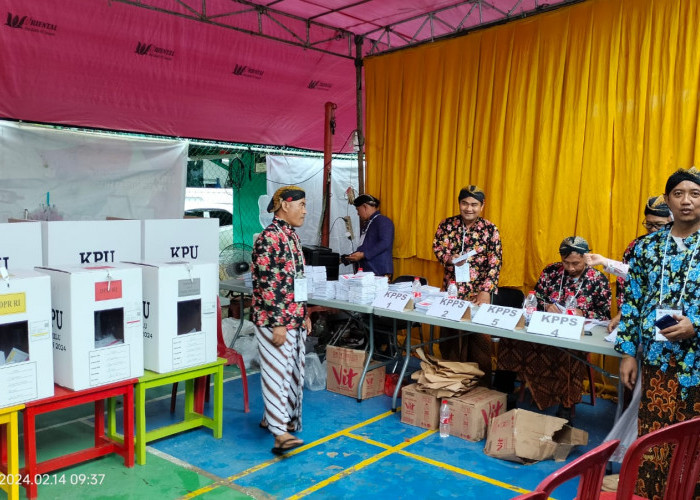 Penampakan TPS Unik di Desa Sukadami, Konsep Estetika Budaya Lokal, Petugas KPPS Gunakan Baju Khas Daerah