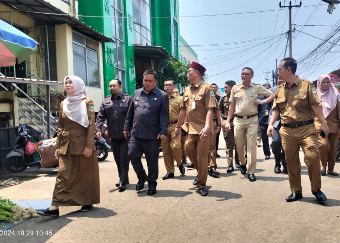 Penjabat Bupati Bekasi Sidak Pasar Serang, Pedagang Ngeluh soal PKL