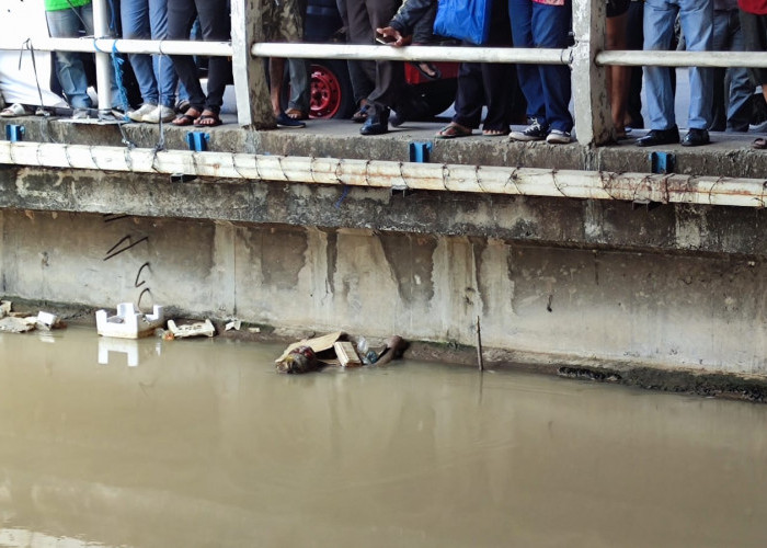 Mayat Ngambang di Jembatan Inspeksi Kalimalang Depan Grand Metropolitan Mall Kota Bekasi