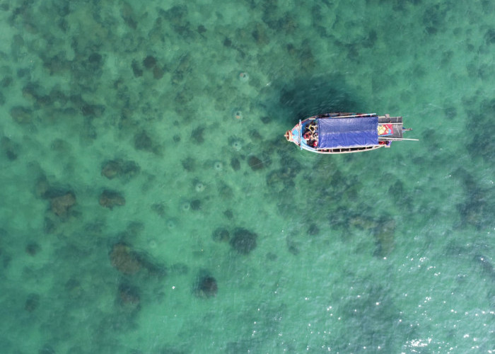Mengulur Waktu, Menebus Dosa di Jalur Laut Utara