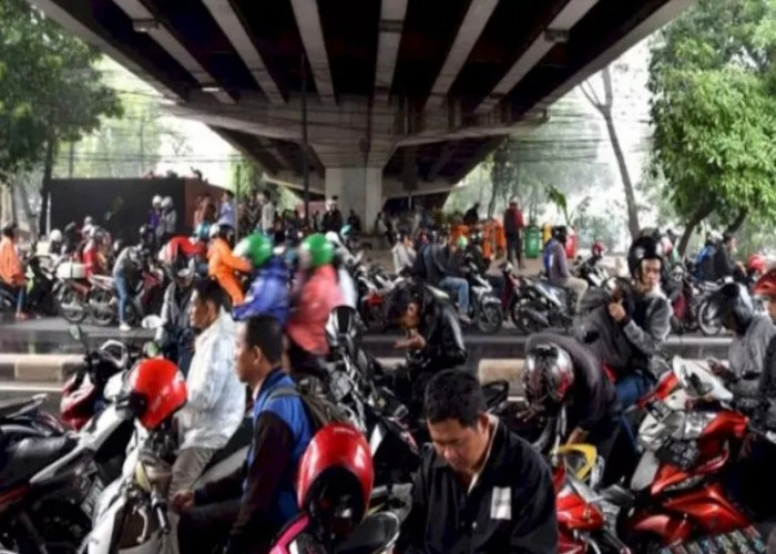 Hujan Deras Disertai Angin Kencang Terjang Kota Bekasi, Warga Diimbau Waspada