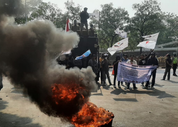 Pj Wali Kota Bekasi Disambut Mimbar Bebas Gabungan Organisasi, Membawa 5 Tuntutan