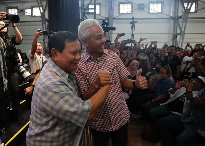Prabowo dan Ganjar Foto Bersama Satu Komando Bersaing Sehat