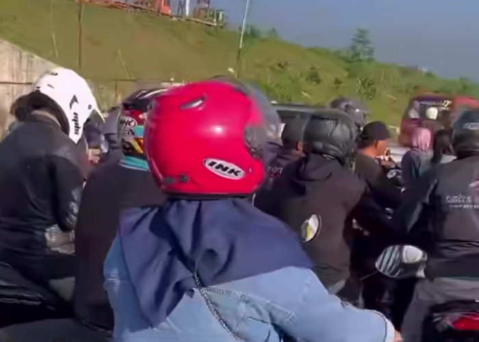 Parah! Underpass Tol Japek Selatan 2 Jadi Ajang Saling Serobot, Jadi Macet Total 