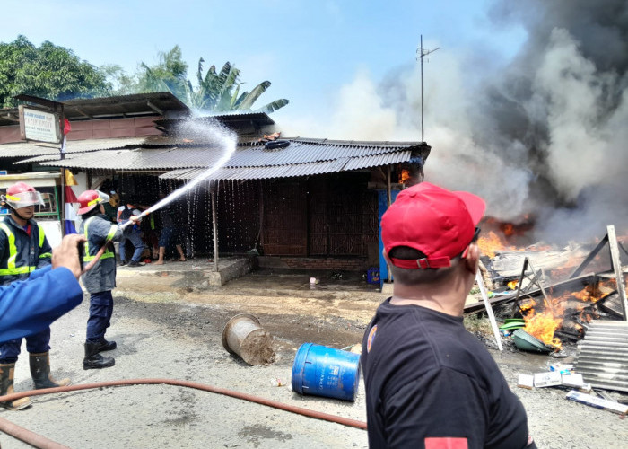 6 Kios di Perum Telaga Pasir Raya Ludes Dilalap Si Jago Merah, Diduga Api Berasal dari Pembakaran Sampah