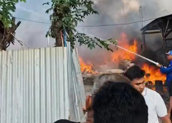 Gudang Diduga Penyimpanan Limbah di Cikarang Barat Terbakar, Asap Hitam Pekat Picu Kepanikan Warga