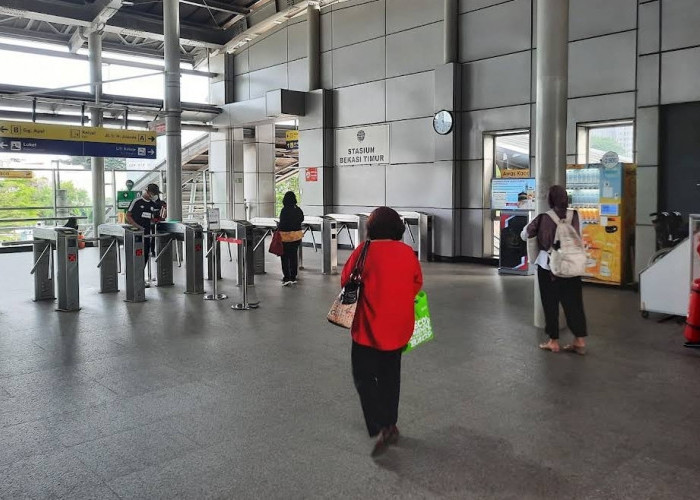 Ternyata Penting! Ini 12 Perlengkapan Yang Sebaiknya Selalu Ada Di Tas Pengguna KRL Maupun Transjakarta