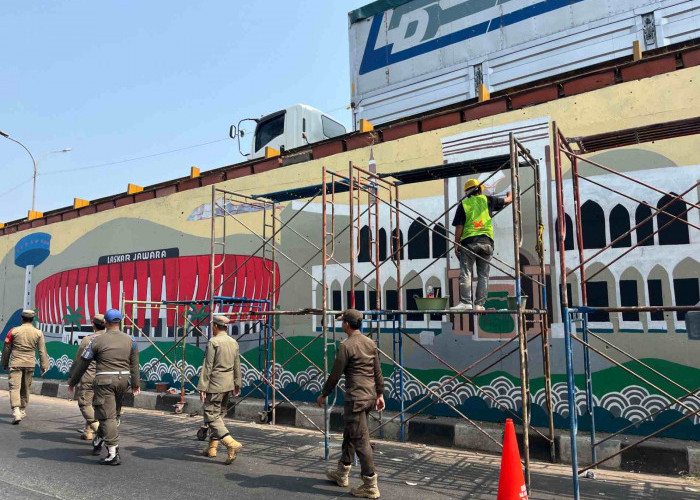 Satpol PP Kawal Pengecatan Mural Flyover Cikampek, Pastikan Kondusif