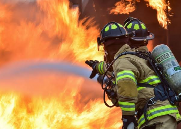 Tabrak 2 Unit BBM Pertamini, Mobil dan Rumah Warga Hangus Terbakar