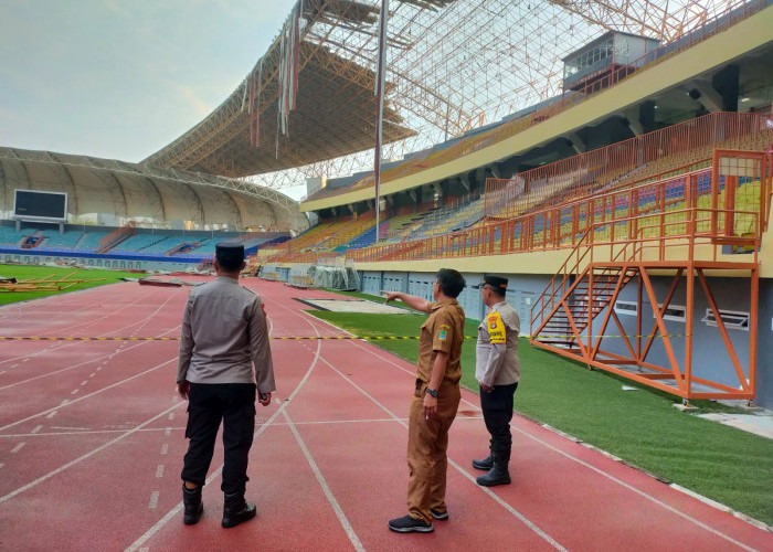 Viral Video Hujan Deras Disertai Angin Kencang Buat Atap Stadion Wibawa Mukti Terbang dan Roboh