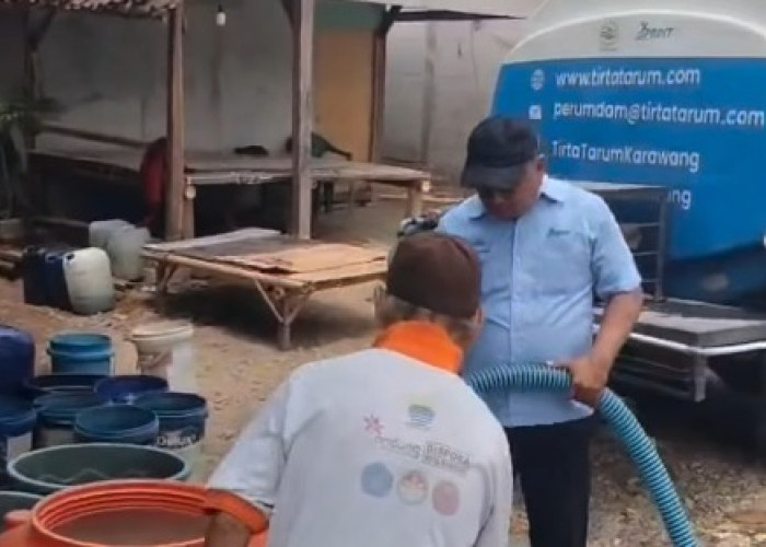 Kekeringan Meluas di Karawang, Perumdam Tirta Tarum Salurkan 5.000 Liter Air Bersih ke Desa Wanakerta