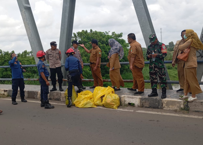 Limbah Medis Berbahaya Berserakan di Bawah Jembatan Pebayuran-Rengasdengklok