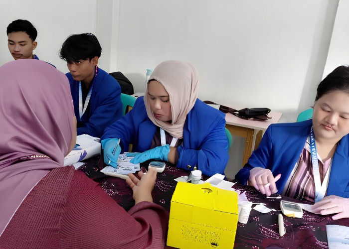 Mahasiswa Farmasi Universitas Esa Unggul Dorong Pencegahan DBD dan Stunting di Sindang Panon