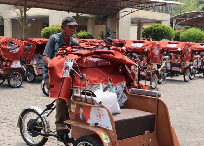 190 Pejuang Nafkah di Kabupaten Bekasi Dapat Becak Listrik dari Presiden Prabowo