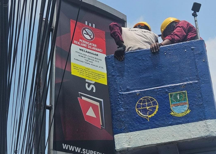Stiker Merah Menghiasi Kawasan Cikarang, Ini Dia 61 Penunggak Pajak Reklame : Ada Djarum hingga Apotek K24
