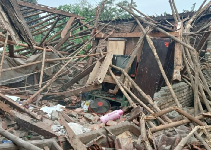 Hujan Angin, Rumah Warga Karawang Ambruk, 2 Penghuni Tertimpa Reruntuhan