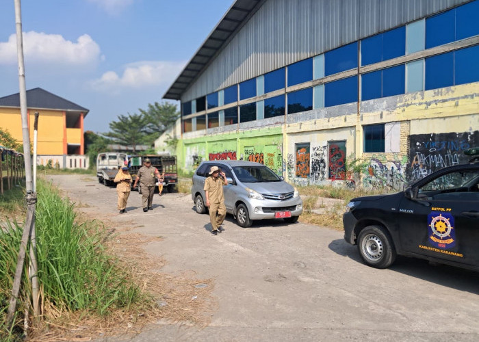 Ada 39 PKL GOR Cinema Karawang Bongkar Lapak Mandiri, Lewat 7 Hari Bakal Digaruk Satpol PP