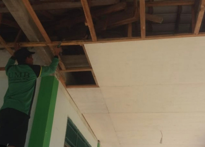 Revitalisasi Balai RW di Tambun Utara Masuk Tahap Pemasangan Plafon