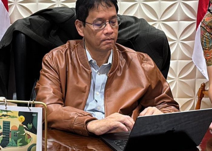 Bangga Produk Lokal, Menkeu Purbaya Tampil Stylish dengan Jaket Kulit Garut