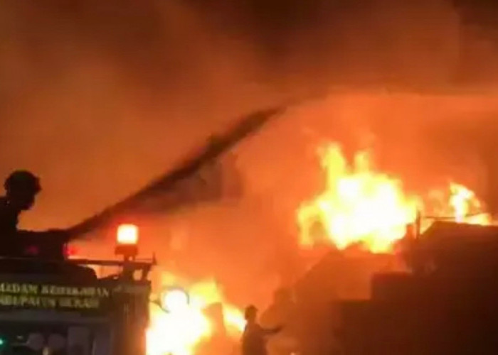 Kebakaran Hebat Hanguskan Gudang Palet Kayu di Cikarang Pusat