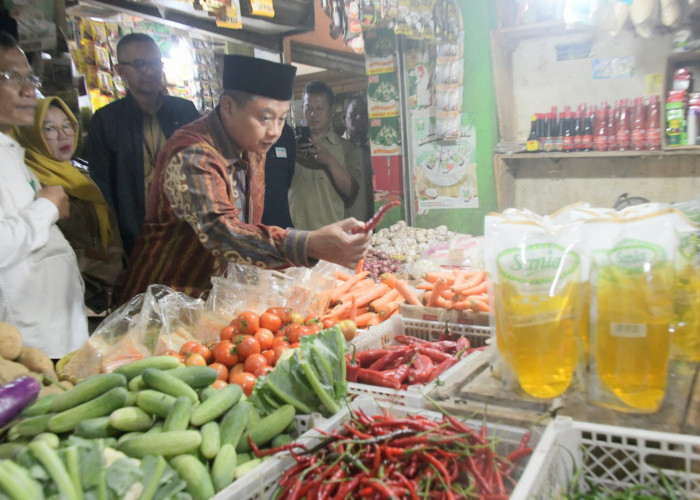 Jelang Ramadhan, Cek Harga Sembako di Pasar Limbangan, Wagub Sebut Data Beli Menurun   