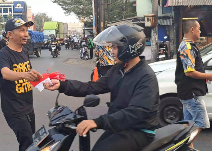 Sambut Kemerdekaan RI, LSM GMBI Bagikan Bendera Merah Putih 