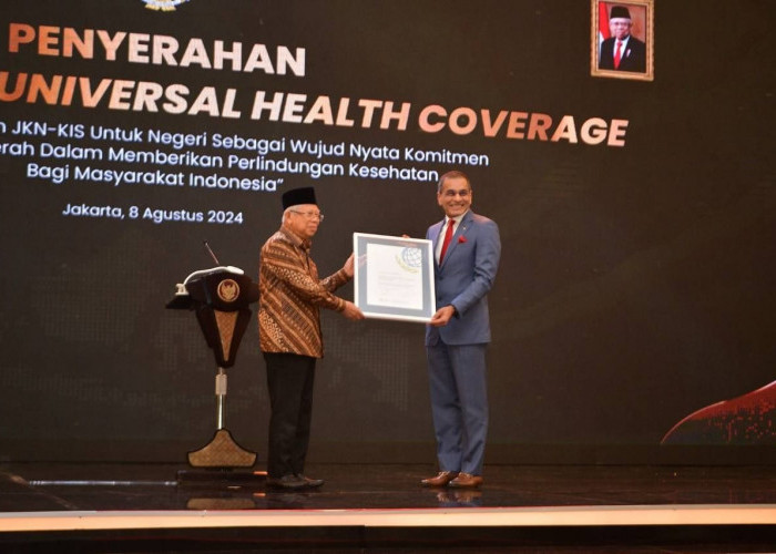 Wapres Ma'ruf Amin Serahkan Penghargaan UHC kepada Ratusan Kepala Daerah di Indonesia