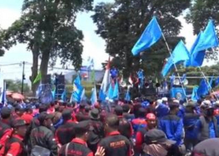 Ribuan Buruh Kepung Gedung Sate, Suarakan Tuntutan Upah dan Stop Outsourcing