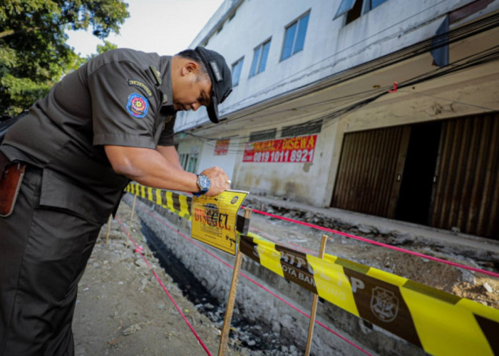 Pemkot Bandung Segel Lokasi Penebangan 12 Pohon Tanpa Izin di Cijerah