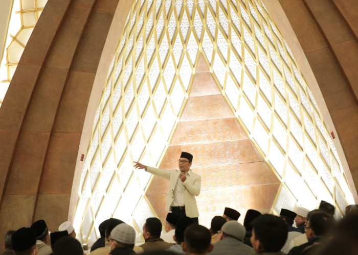 Kang Emil Subuh Berjamaah Perdana di Masjid Raya Al Jabbar