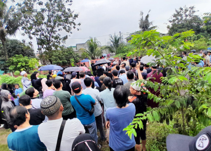 Isak Tangis Iringi Pemakaman Tiga Korban Kecelakaan Truk Kontainer di Perumahan CKM Karawang