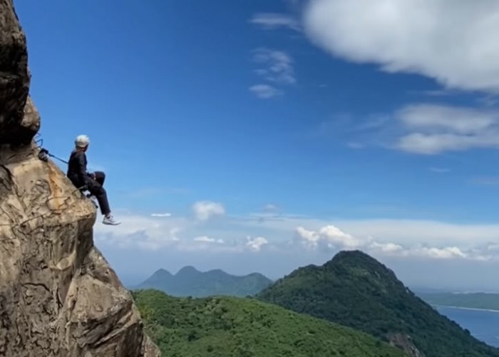 Gunung Parang Purwakarta : Spot Foto Alam Estetik dengan Latar Tebing Raksasa dan Waduk Jatiluhur